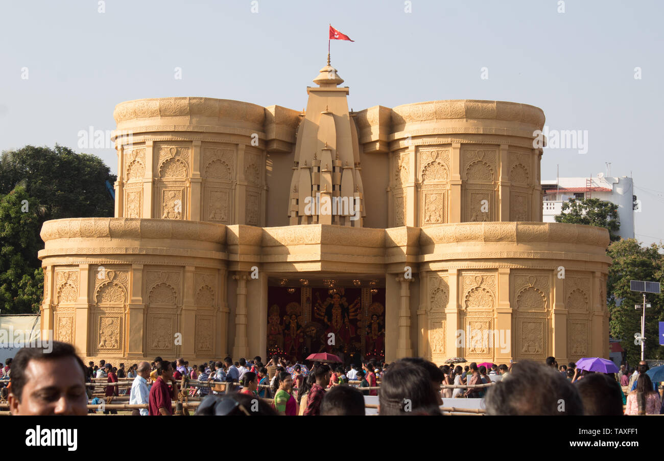 KOLKATA , India settembre 26, 2017 - Decorato Durga Puja pandal in Saptami mattina. Folla di persone raccolte al di fuori mandap. Questo è il più grande festival religioso Foto Stock