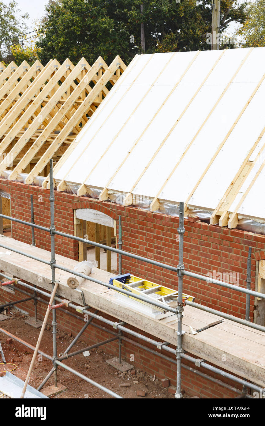Foglio solido installazione di isolamento di un tetto in costruzione nel Regno Unito Foto Stock