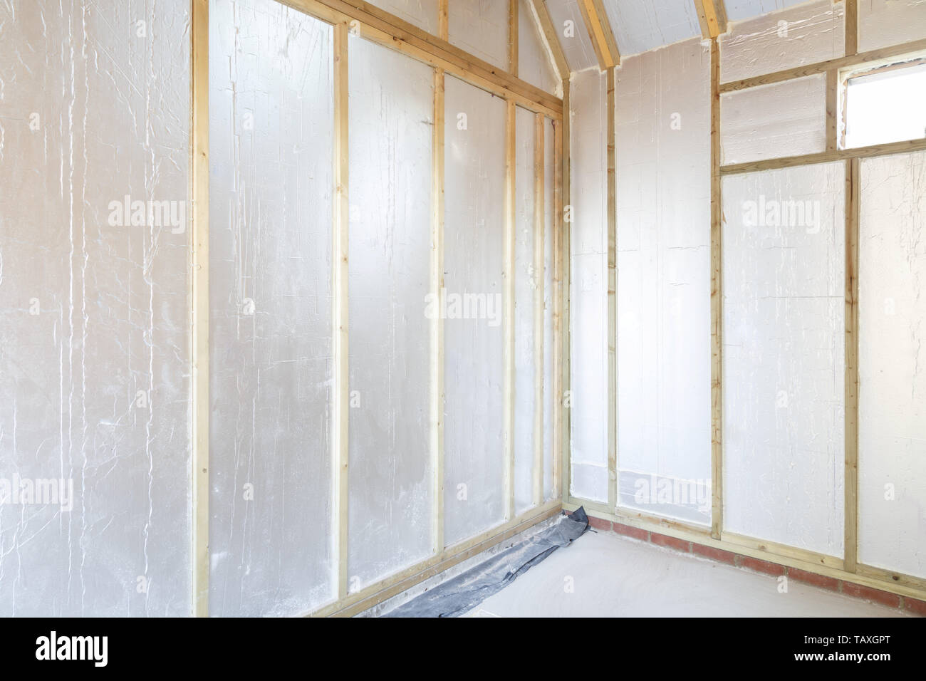 Moderna casa in legno di costruzione rigida con tavole di isolamento Foto Stock