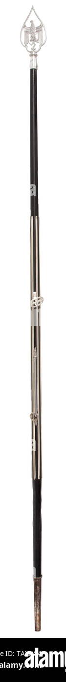 Un flag pole per il banner di una unità di cavalleria, laccato nero palo di legno con placcati argento Polo Cup (lunghezza 26,5 cm), sei placchette decorative (lunghezza 120 cm), nichelato pole con anello e placcati argento giunto con fibbia per la rara pad del braccio della luce in pelle marrone. Bandiera dell'esercito Terminale per tenda di lega metallica leggera. Lunghezza totale ca. 285 cm. Anche la bandiera dei chiodi e della treccia di argento per il fissaggio del banner come pure il superiore terminale di anello. Estremamente raro. cavalleria, cavalries, militare, militaria, montato truppa, ramo di servizio, rami di servizio, armati, Additional-Rights-Clearance-Info-Not-Available Foto Stock