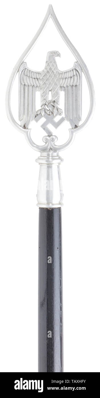 Un flag pole per il banner di una unità di cavalleria, laccato nero palo di legno con placcati argento Polo Cup (lunghezza 26,5 cm), sei placchette decorative (lunghezza 120 cm), nichelato pole con anello e placcati argento giunto con fibbia per la rara pad del braccio della luce in pelle marrone. Bandiera dell'esercito Terminale per tenda di lega metallica leggera. Lunghezza totale ca. 285 cm. Anche la bandiera dei chiodi e della treccia di argento per il fissaggio del banner come pure il superiore terminale di anello. Estremamente raro. cavalleria, cavalries, militare, militaria, montato truppa, ramo di servizio, rami di servizio, armati, Additional-Rights-Clearance-Info-Not-Available Foto Stock