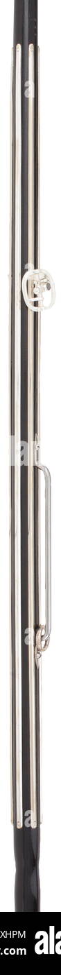 Un flag pole per il banner di una unità di cavalleria, laccato nero palo di legno con placcati argento Polo Cup (lunghezza 26,5 cm), sei placchette decorative (lunghezza 120 cm), nichelato pole con anello e placcati argento giunto con fibbia per la rara pad del braccio della luce in pelle marrone. Bandiera dell'esercito Terminale per tenda di lega metallica leggera. Lunghezza totale ca. 285 cm. Anche la bandiera dei chiodi e della treccia di argento per il fissaggio del banner come pure il superiore terminale di anello. Estremamente raro. cavalleria, cavalries, militare, militaria, montato truppa, ramo di servizio, rami di servizio, armati, Additional-Rights-Clearance-Info-Not-Available Foto Stock