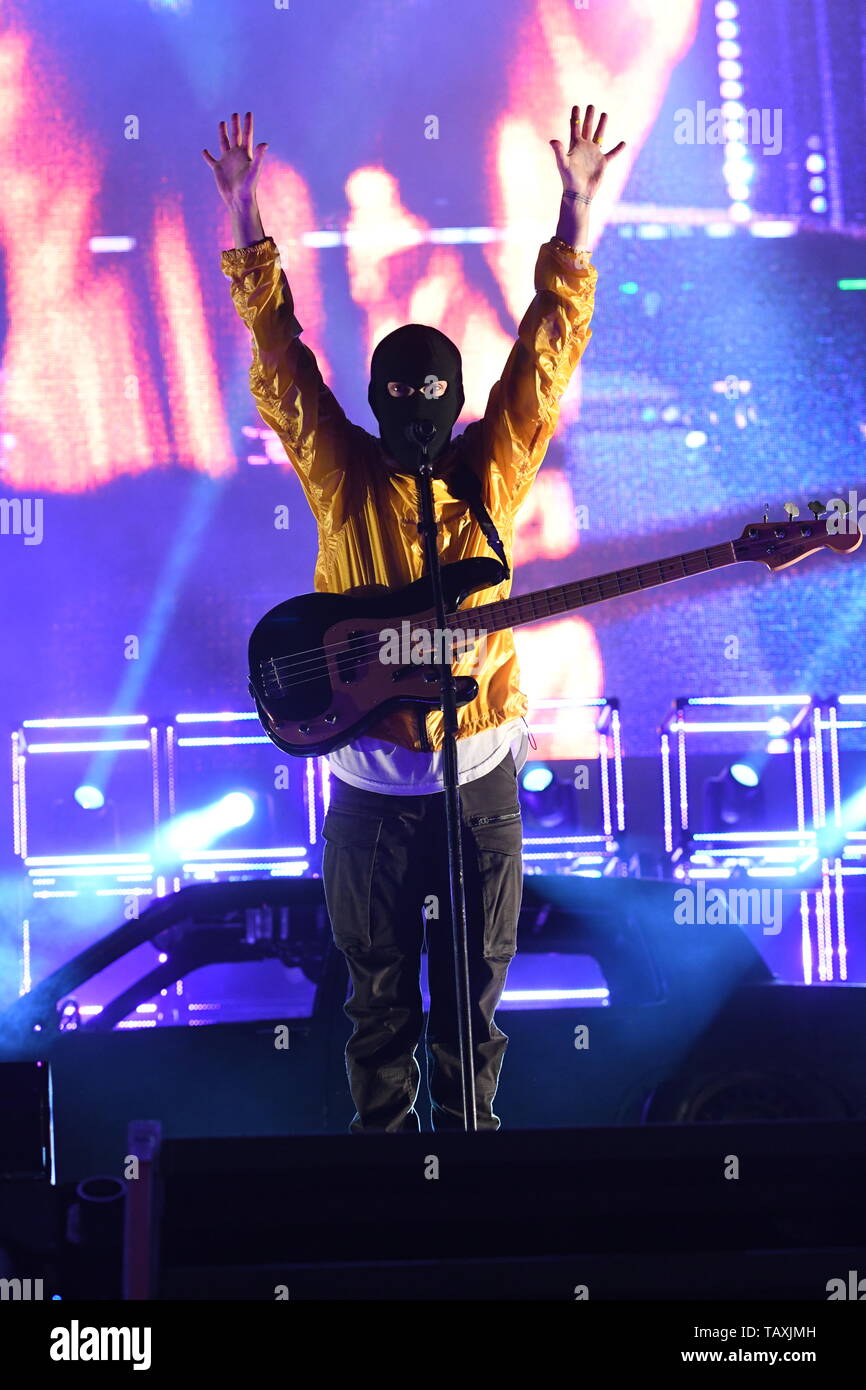 Cantante, compositore e chitarrista Tyler Joseph è mostrato esibirsi sul palco durante un 'live' stand up aspetto di concerto con ventuno piloti. Foto Stock