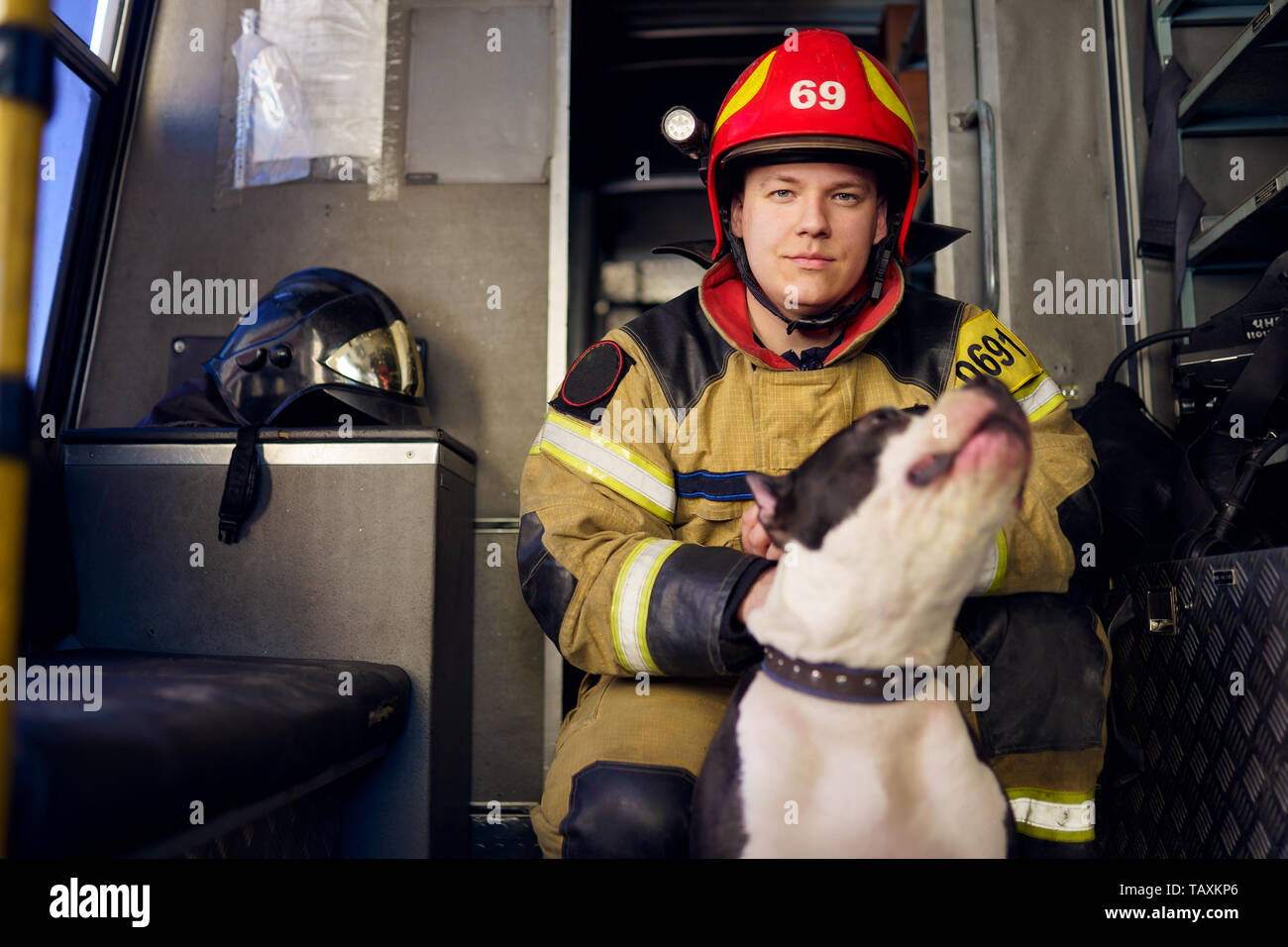 Foto di un uomo vigile del fuoco con bagnino cane Foto Stock