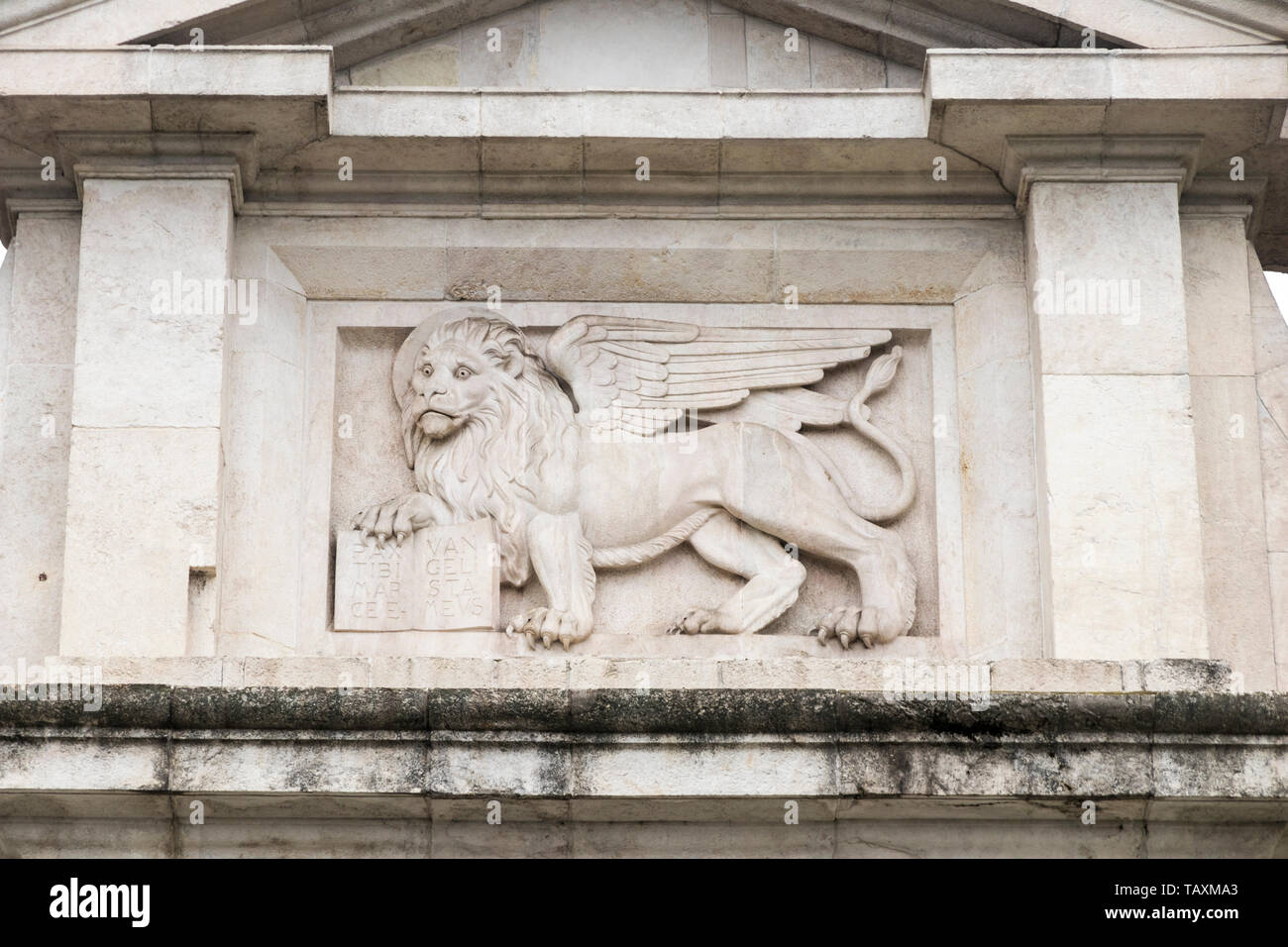 Bergamo, Italia. Il Leone di San Marco a Porta San Giacomo, un leone alato tenendo una Bibbia simbolo della città di Venezia e la Serenissima Repubblica di Venezia Foto Stock