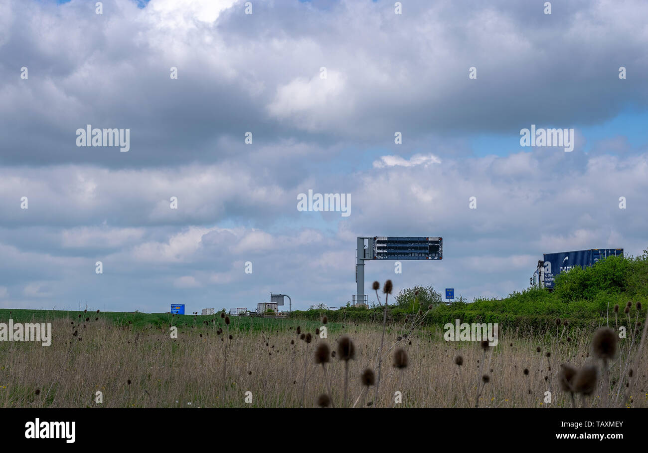 Una vista della M40, Oxfordshire, Inghilterra, Regno Unito vicino allo svincolo 9. Fotografia scattata da un campo adiacente all'autostrada Foto Stock