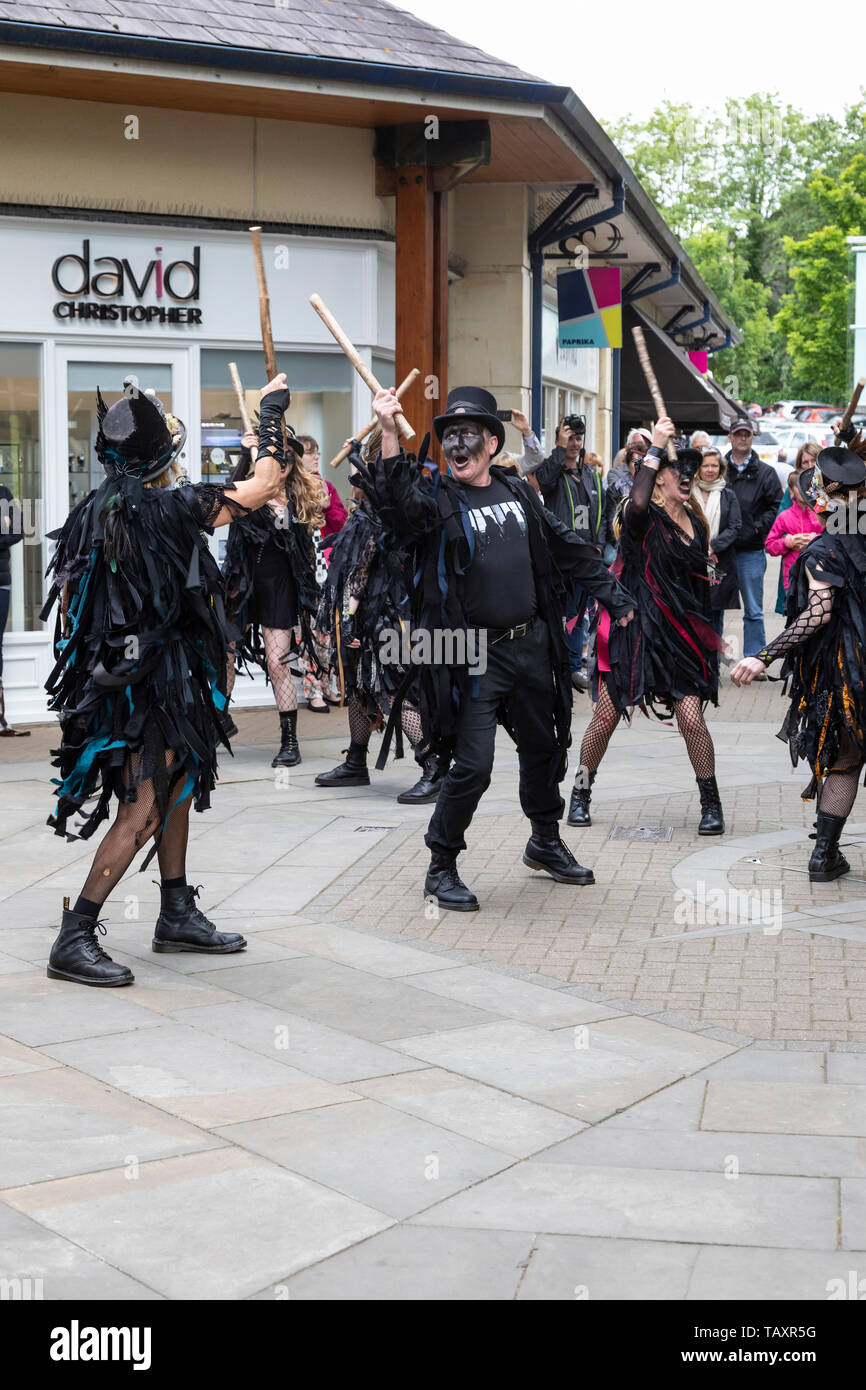 I ballerini Beltane Border Morris al Chippenham Folk Festival 2019, Chippenham, Wiltshire, Inghilterra, Regno Unito Foto Stock