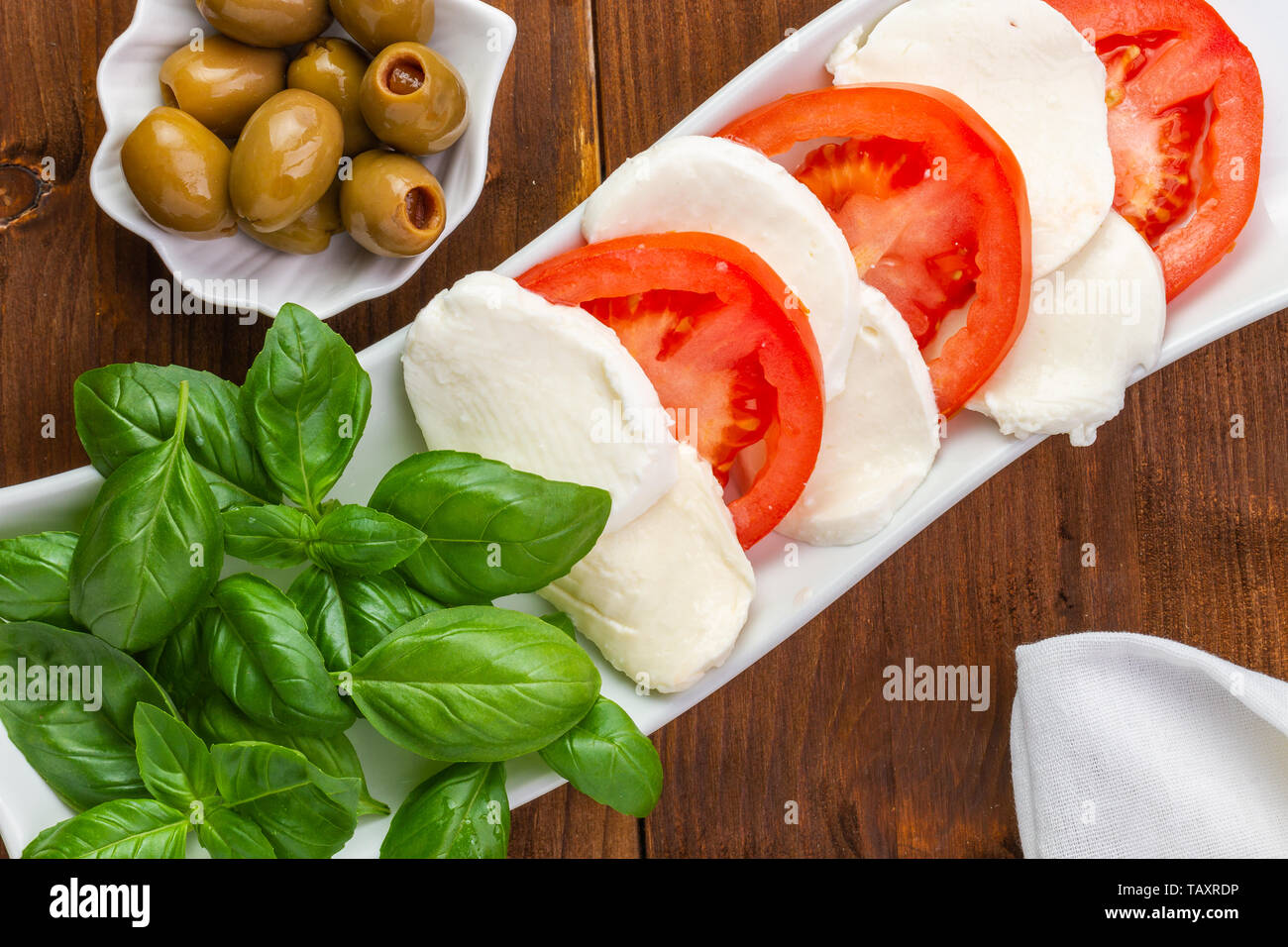 Mozzarella Fresca e pomodori e basilico. Pasto vegetariano. Cucina Italiana. Colori italiani. Foto Stock