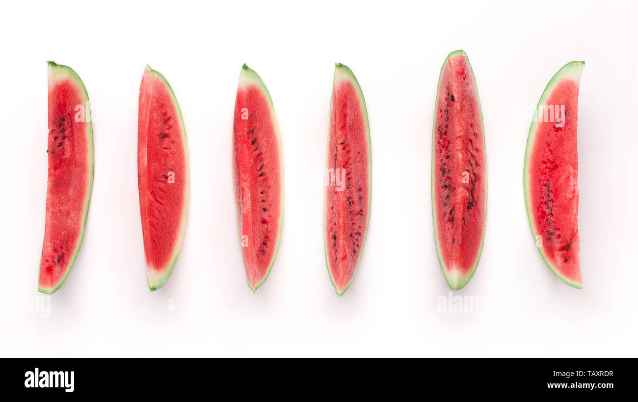 Fila di fresche e mature pezzi di anguria, isolato su bianco Foto Stock