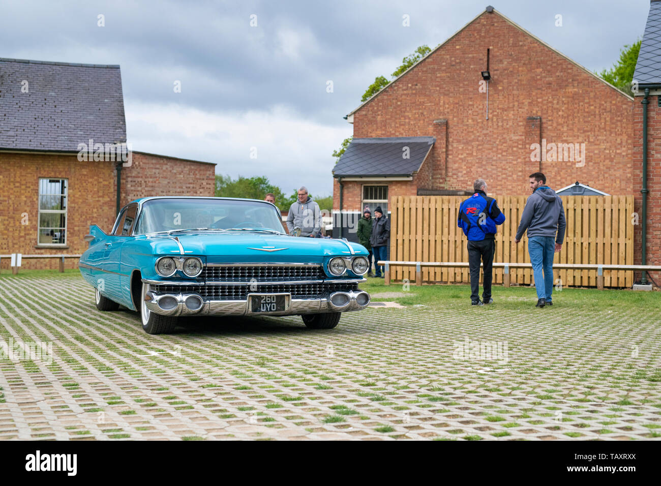 1959 Cadillac Coupe de Ville convertibili in Bicester Heritage Centre 'Drive giorno'. Bicester, Oxfordshire, Inghilterra Foto Stock
