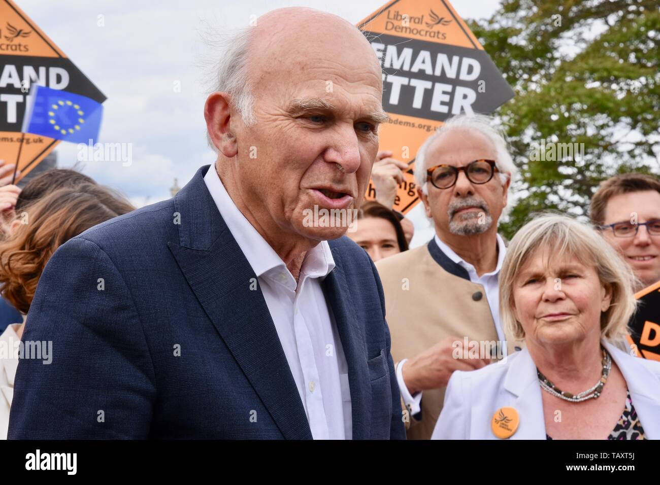 Cavo di Vince nella foto con sua moglie Rachel Smith è stato affiancato da attivisti e il partito della tre nuovi deputati per Londra per celebrare il miglior risultato delle elezioni europee nel Partito della storia. Lambeth Palace Road, Londra Foto Stock