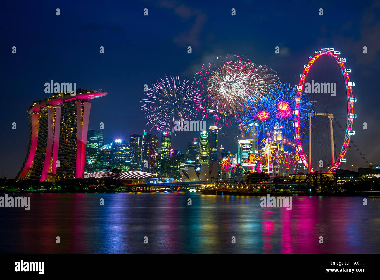 Vista notturna di Singapore con fuochi d'artificio Foto Stock