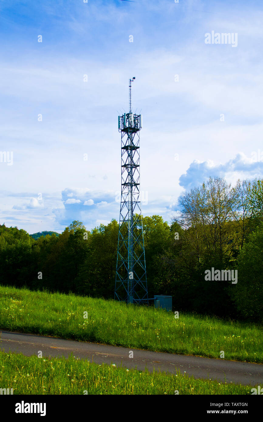 3G, 4G e 5G cellulare. La stazione di base o stazione di ricetrasmissione di base. Torre di telecomunicazioni Foto Stock