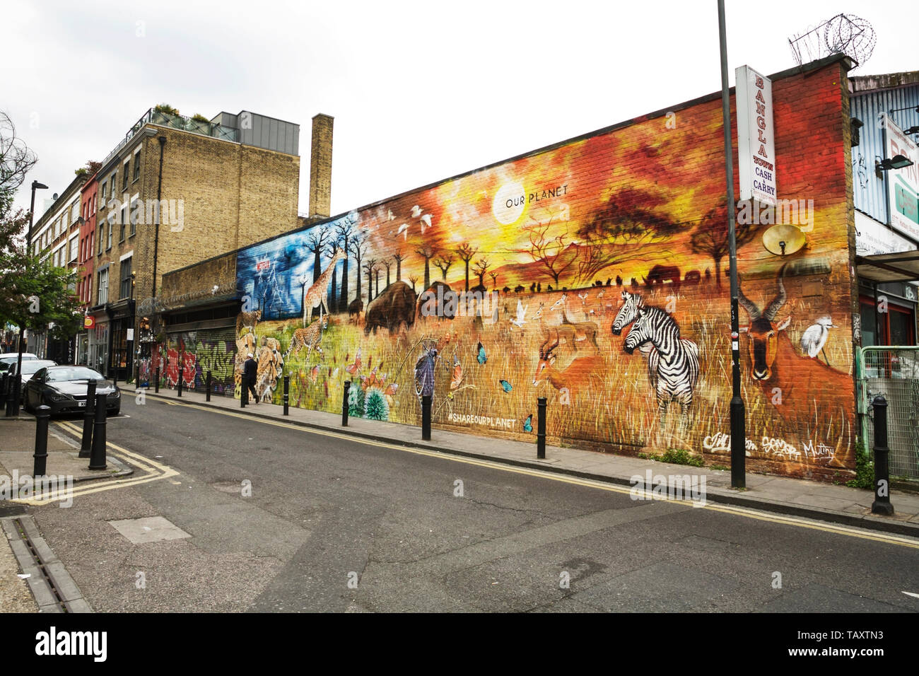 Brick Lane Street art - il nostro pianeta per artista di strada Jim Vision. Shoreditch Street art, Londra, Regno Unito. Street art Regno Unito. Foto Stock