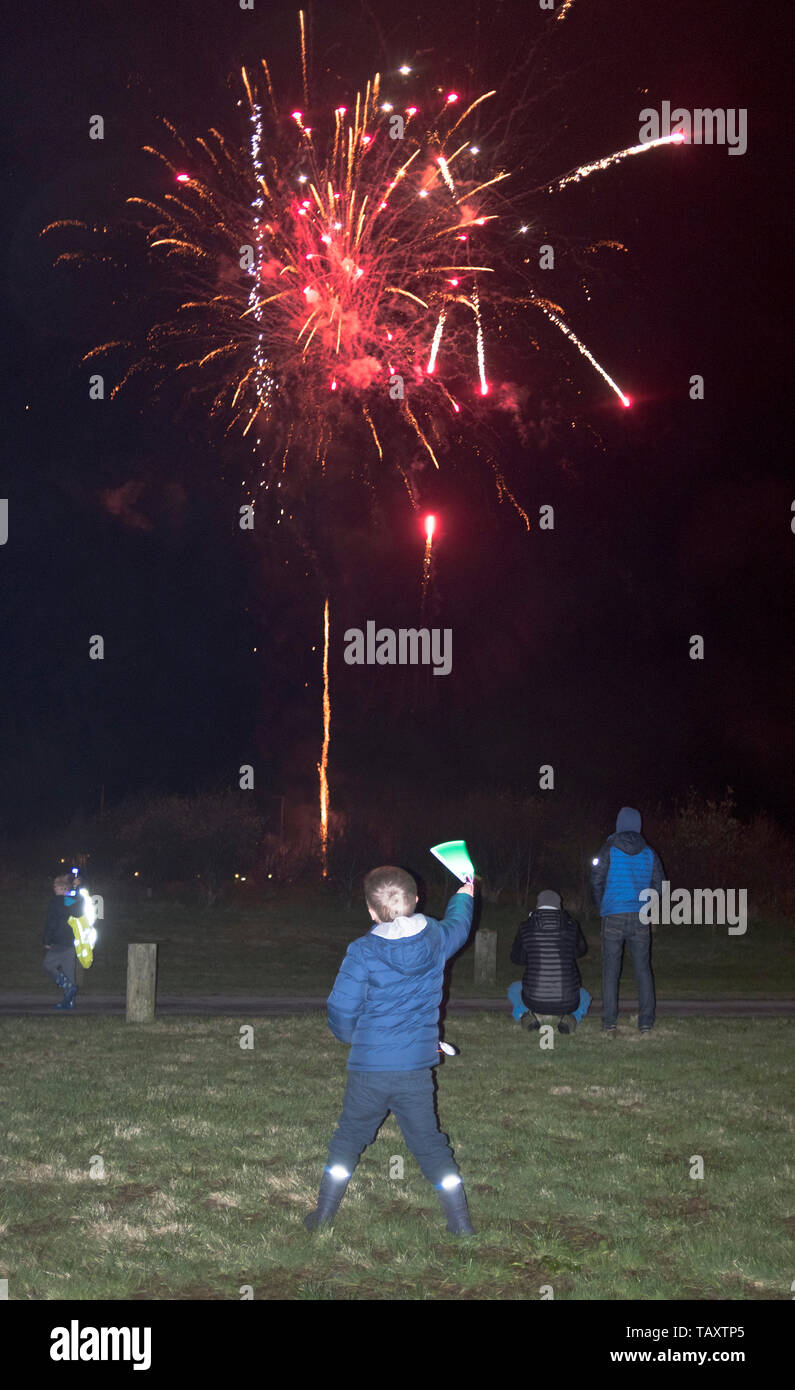 dh 5 novembre fuochi d'artificio NOTTE FALÒ UK 5 novembre Bambino che guarda fuochi d'artificio mostra ragazzo spettatore ragazzo fawkes notte 5 spettatori Foto Stock