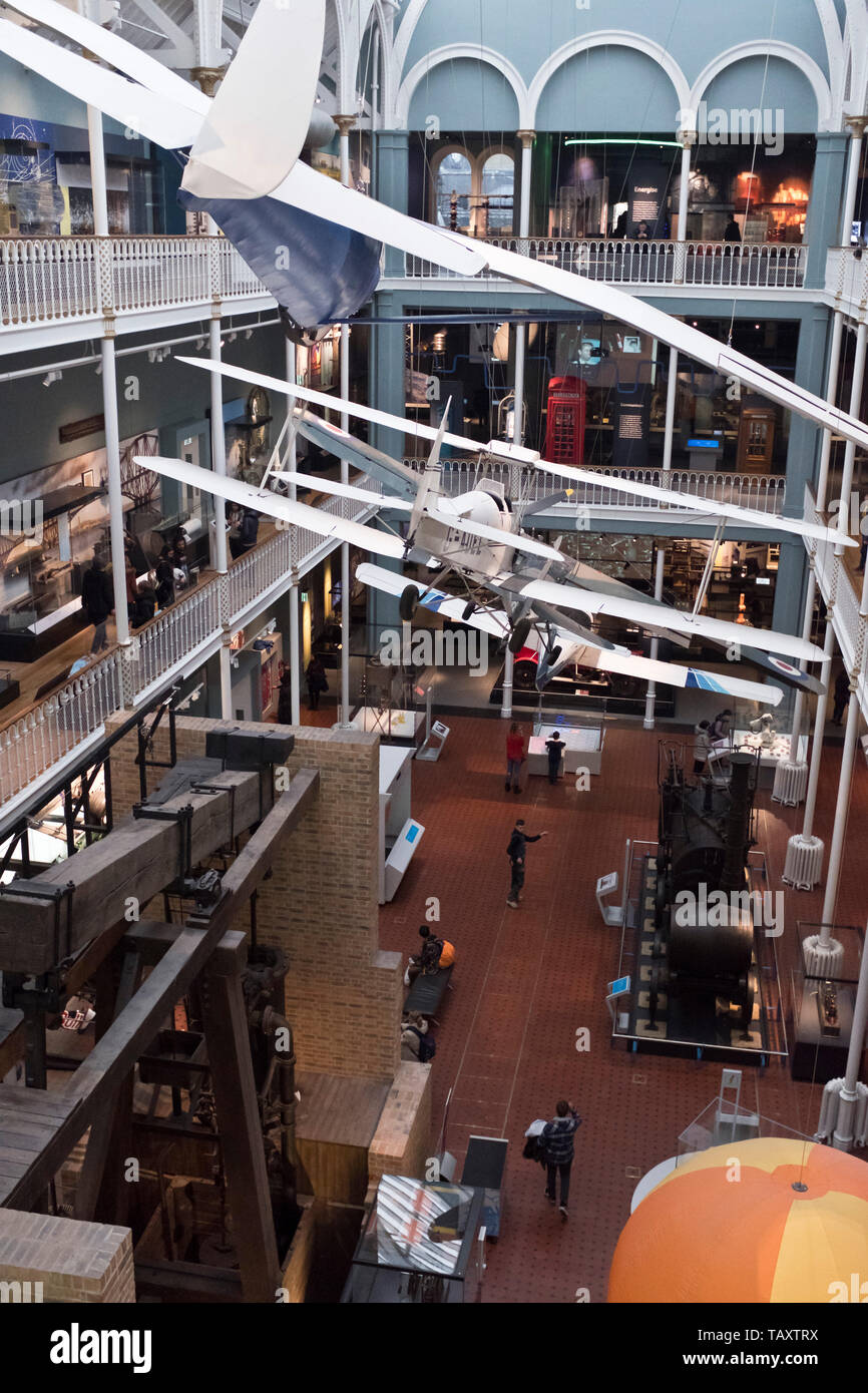 Dh Museo Nazionale di Scozia CHAMBER STREET EDINBURGH Scottish musei espongono biplani e parapendio presenta interni Foto Stock