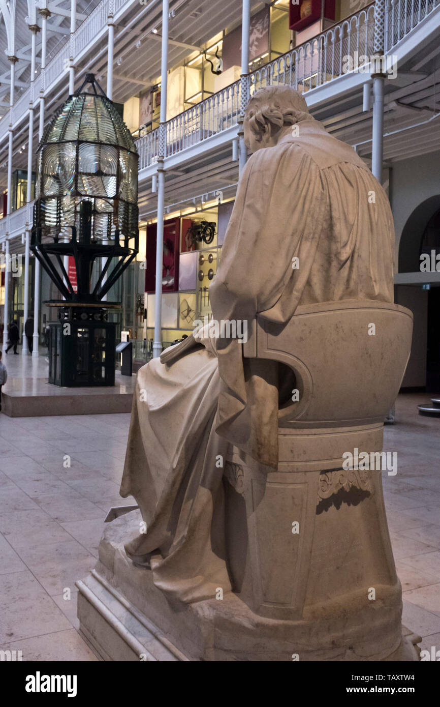 Dh Museo Nazionale di Scozia Chamber Street di Edimburgo musei scozzese James Watt statua sala principale Foto Stock