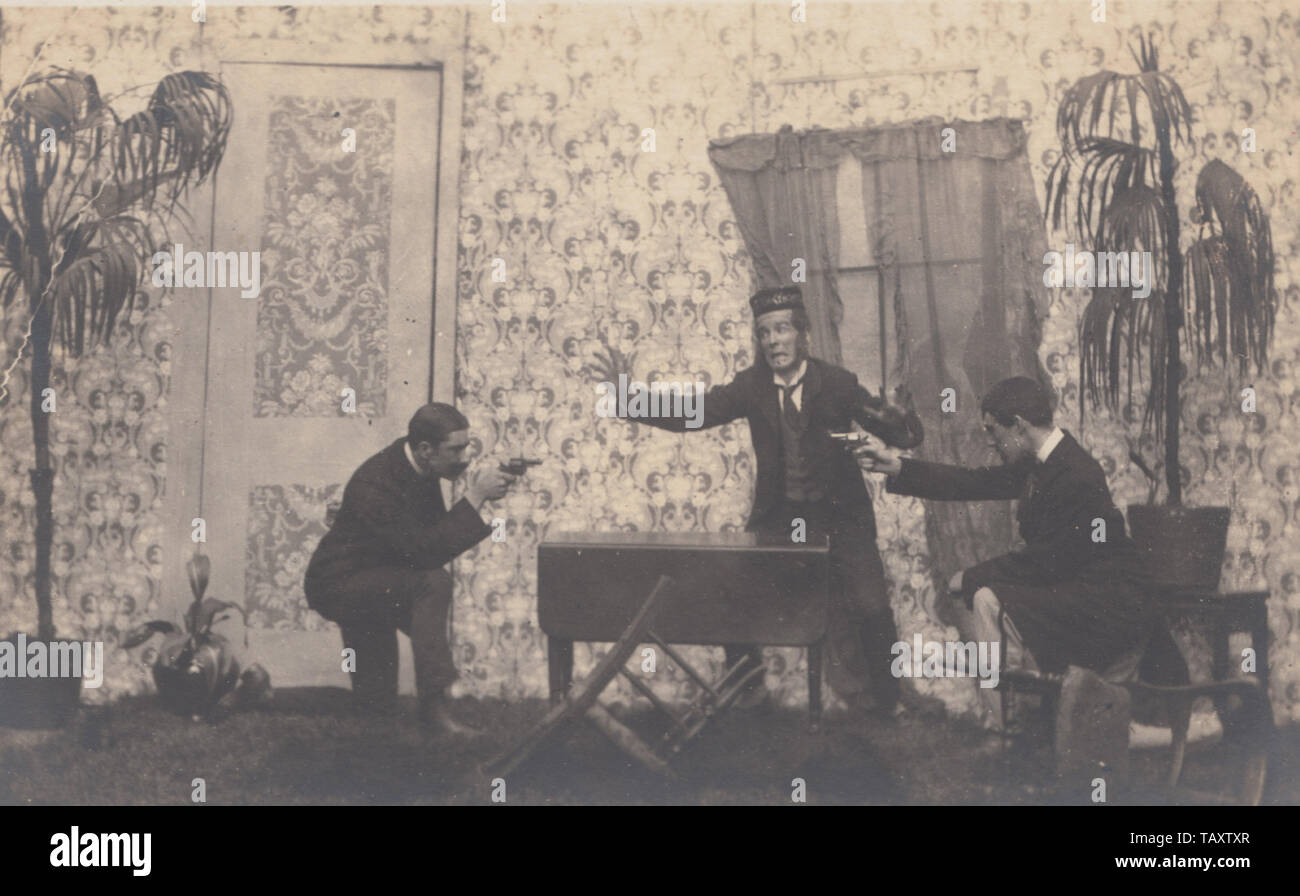 Vintage Edwardian Cartolina fotografica che mostra attori durante una scena di un dramma teatrale. Foto Stock