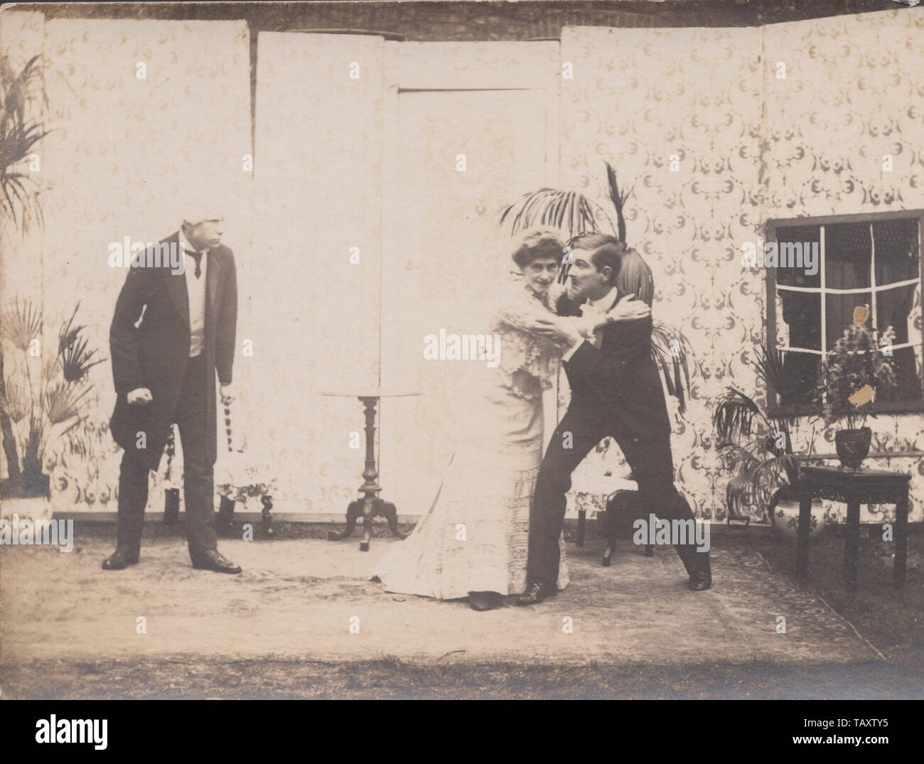Vintage Edwardian 1905 Cartolina fotografica che mostra attori durante una scena di un dramma teatrale. Foto Stock