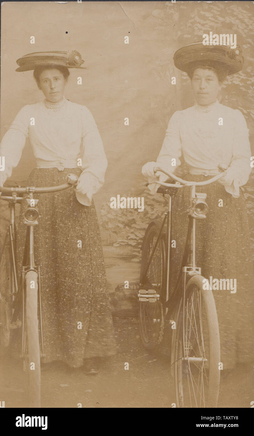 Vintage Edwardian Cartolina fotografica che mostra due eleganti signori con le loro biciclette. Foto Stock