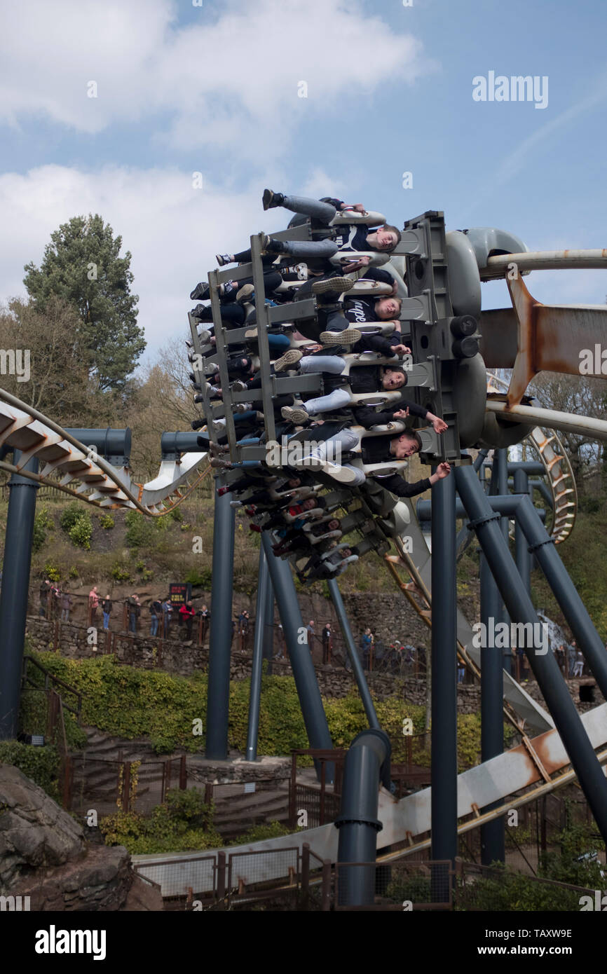 dh Nemesis Roller Coaster ALTON TOWERS PARK STAFFORDSHIRE UK People sulle montagne russe attrazioni giostre a tema Foto Stock