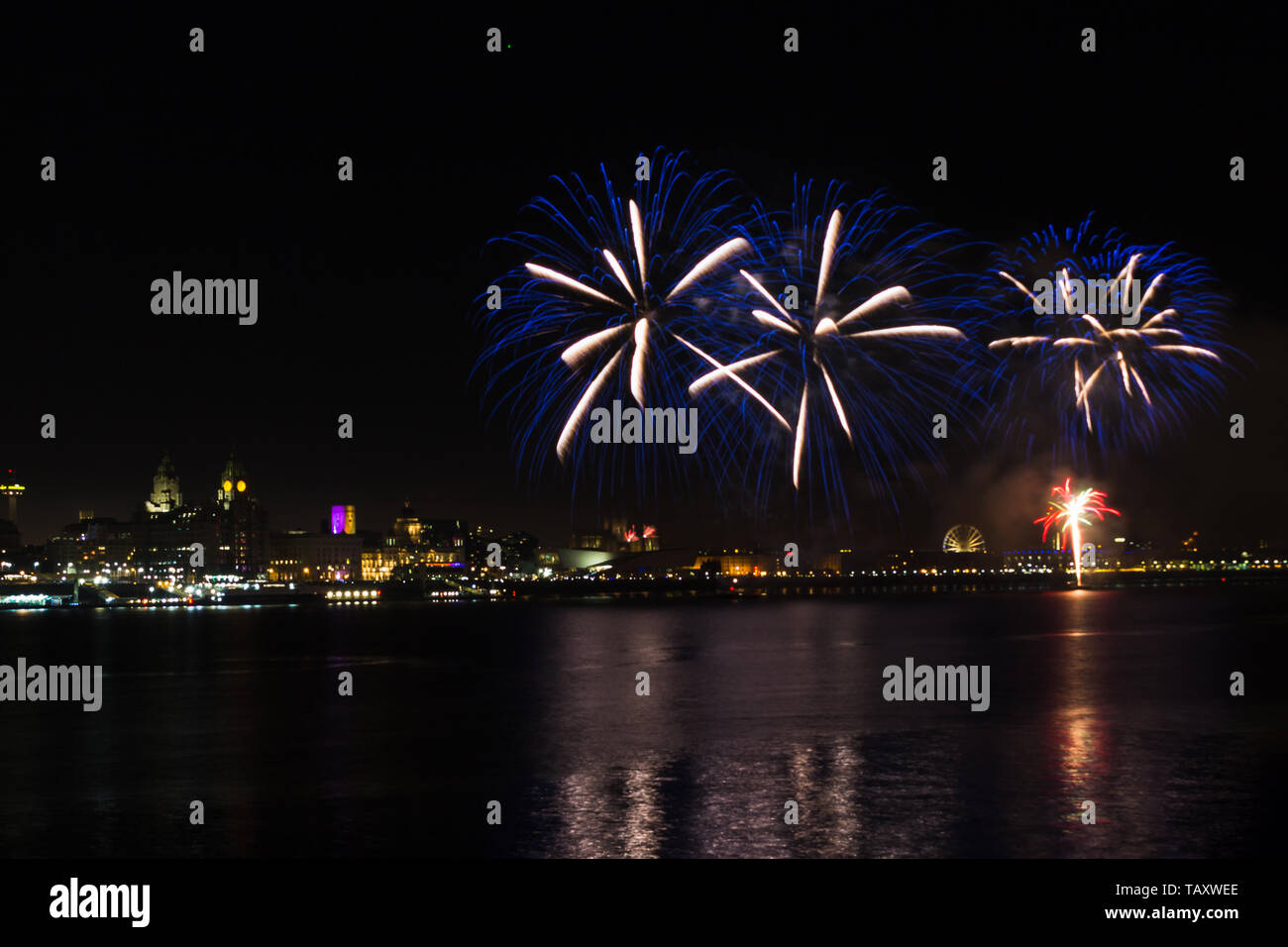 Fuochi d'artificio sopra la città di Liverpool visto da Wirral. Foto Stock