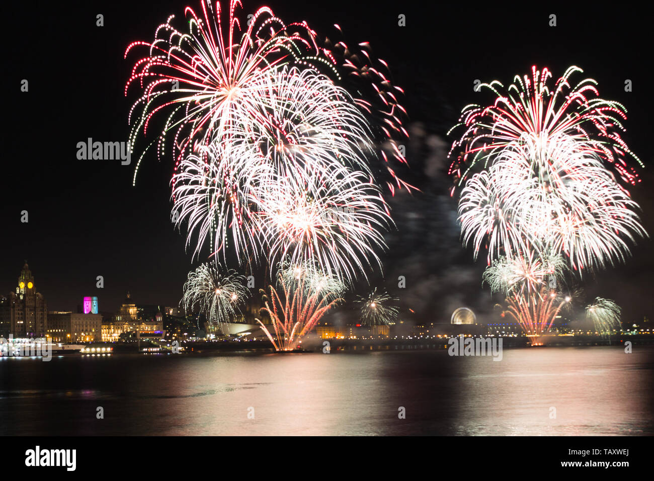 Fuochi d'artificio sopra la città di Liverpool visto da Wirral. Foto Stock