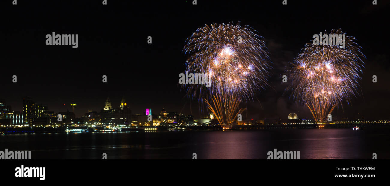 Coloratissimi fuochi d'artificio su Liverpool. Foto Stock