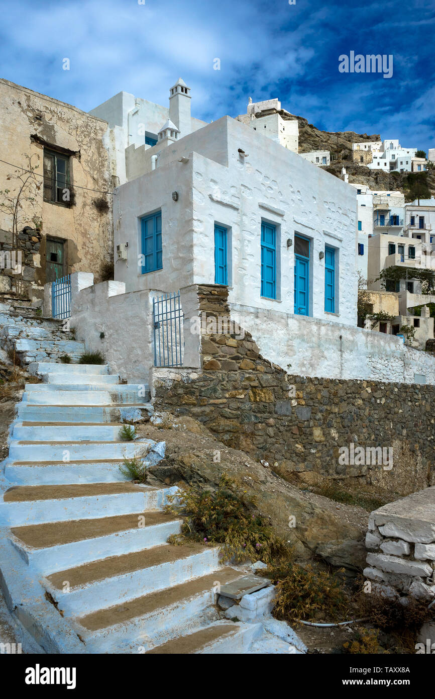 Serifos, Cicladi, Grecia,09/30/2018: immagine panoramica della casa e la scala del villaggio di Chora a Serifos isola Foto Stock