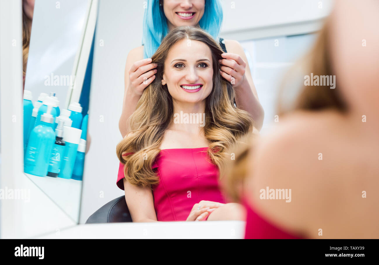 Il cliente di essere molto felice con la hair styling ha ricevuto Foto Stock