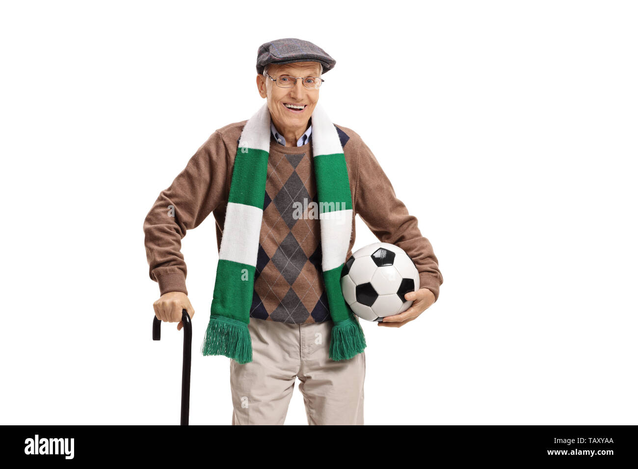 Maschio Senior tifoso di calcio con una sciarpa e un isolato di calcio su sfondo bianco Foto Stock