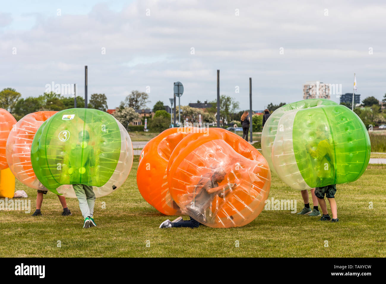 Ragazzi che giocano a paraurti-sfera su un prato di un uno è in calo, 25 maggio 2019, Copenhagen, Danimarca Foto Stock