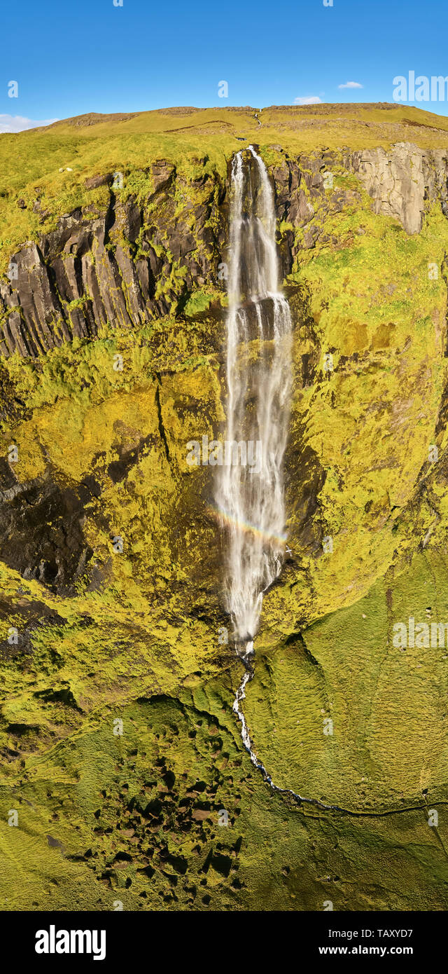 Drifandi cascata, area Eyjafjoll, Islanda. Questa immagine viene girato utilizzando un drone. Foto Stock