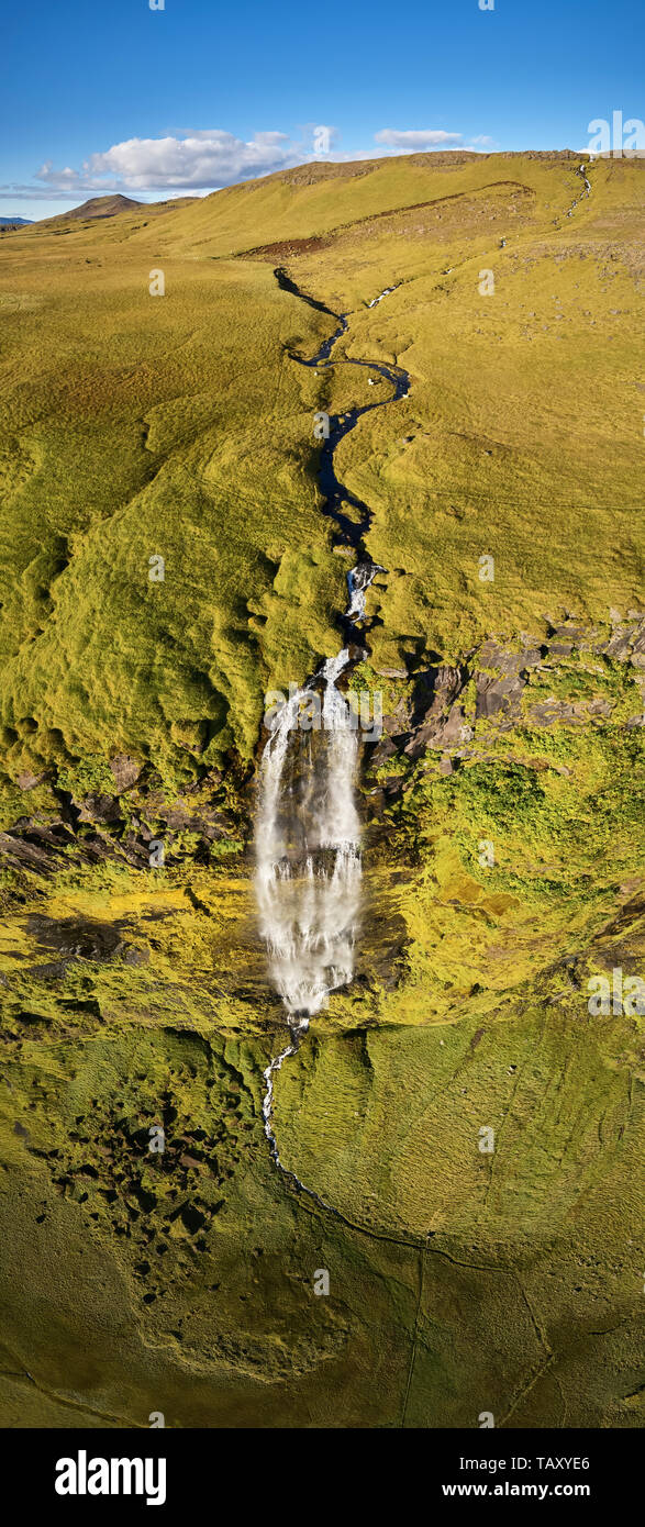 Drifandi cascata, area Eyjafjoll, Islanda. Questa immagine viene girato utilizzando un drone. Foto Stock