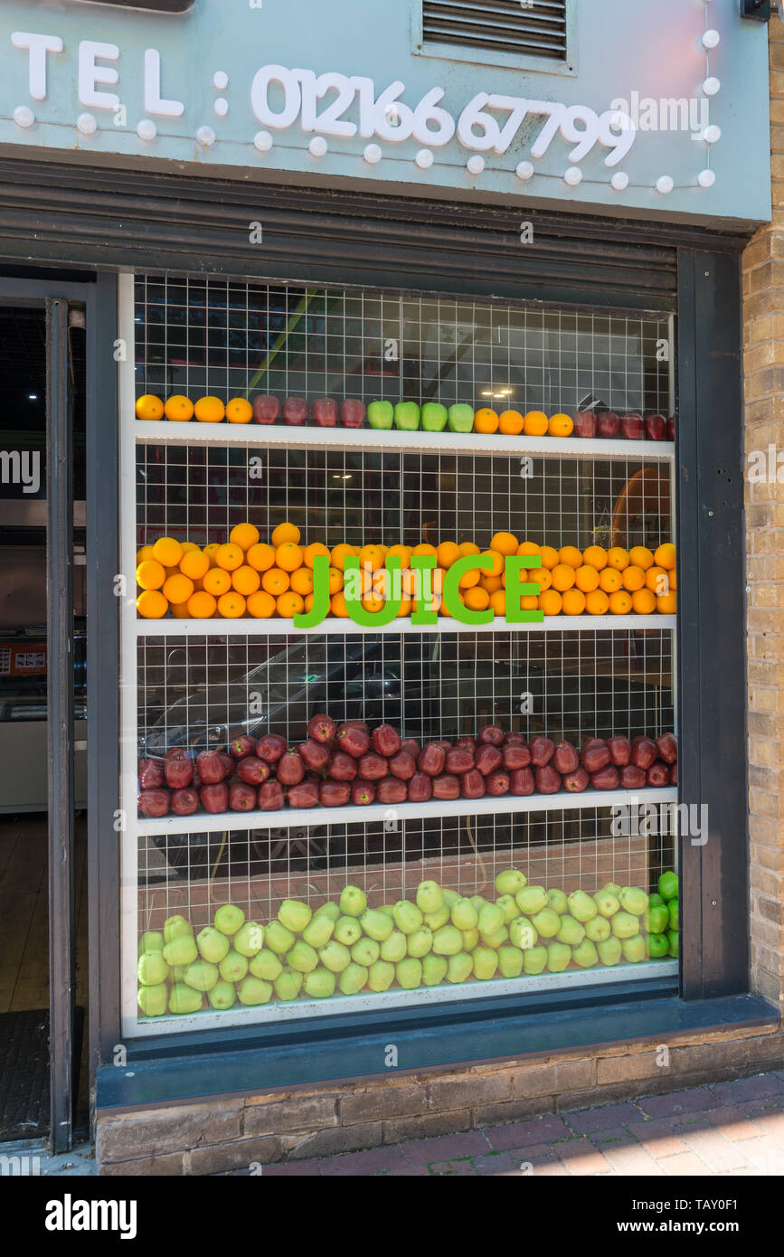 Il succo di bar con ripiani di frutta fresca pronta per la produzione di succhi nella finestra anteriore Foto Stock