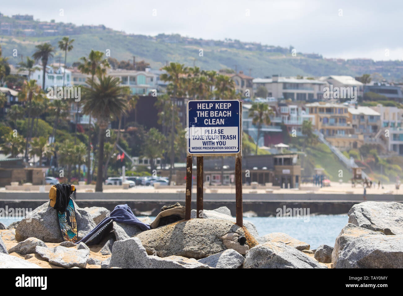 Aiutare a mantenere la spiaggia pulita segno si prega di prendere il vostro cestino con voi. al famoso surf spot 'cuneo' Newport Beach California USA Foto Stock