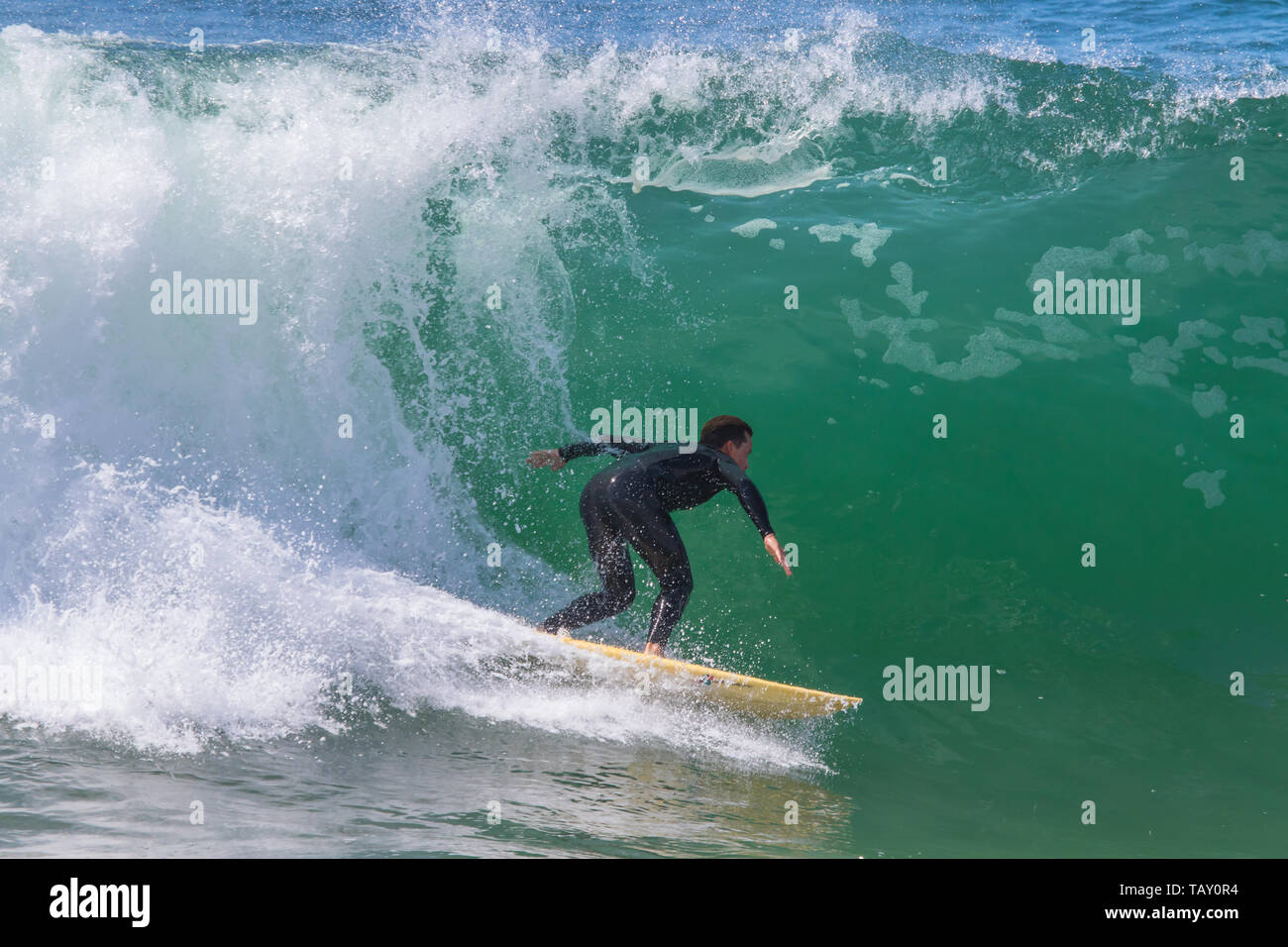 Surfer a cavallo di un onda al cuneo di Newport Beach in California, Stati Uniti d'America Foto Stock