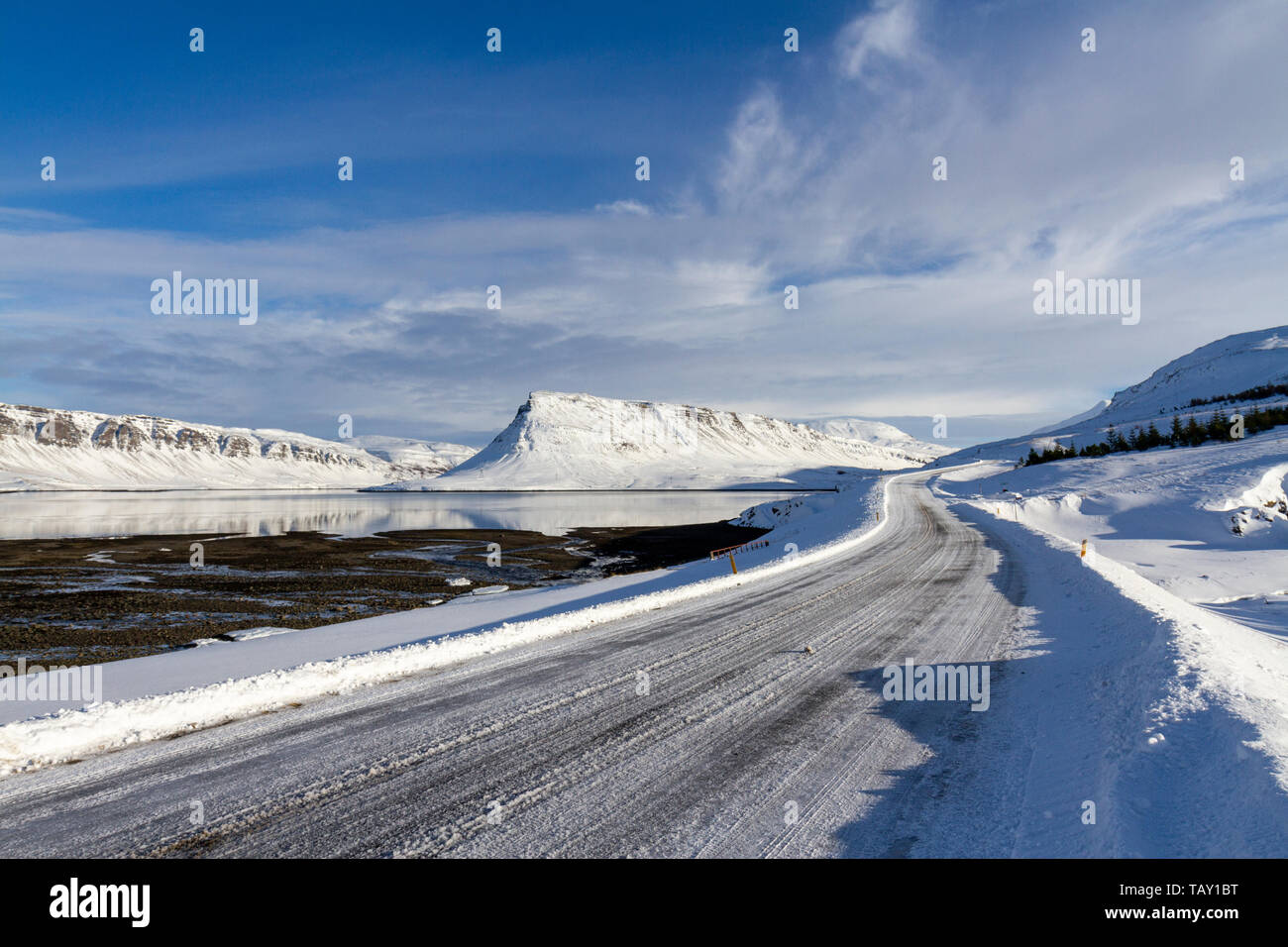 Splendida vista lungo una strada ghiacciata di Hvalfjörður, Islanda Foto Stock