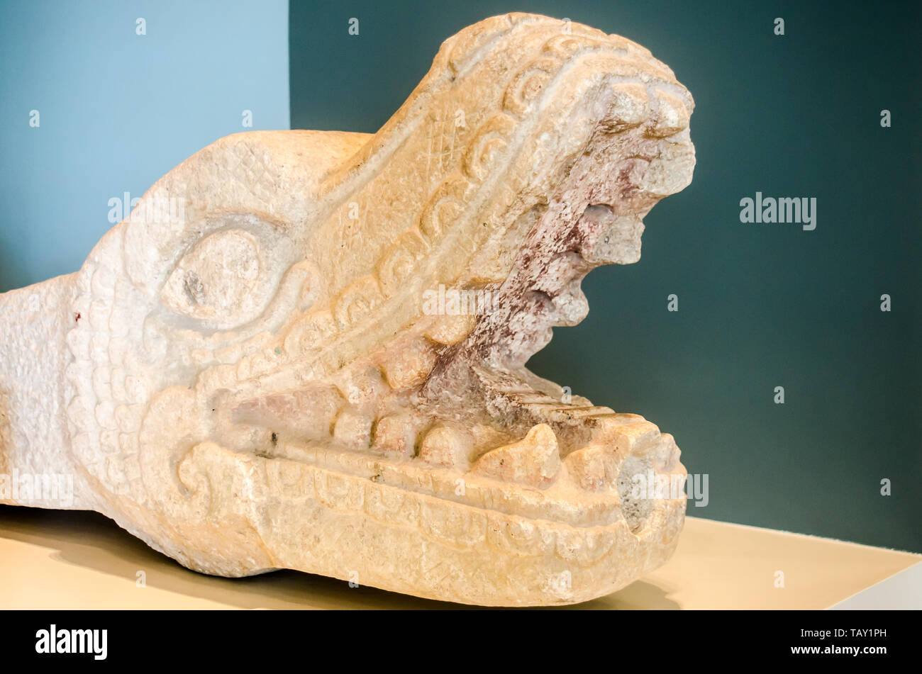 Lavori artigianali in pietra di una testa di serpente Foto Stock