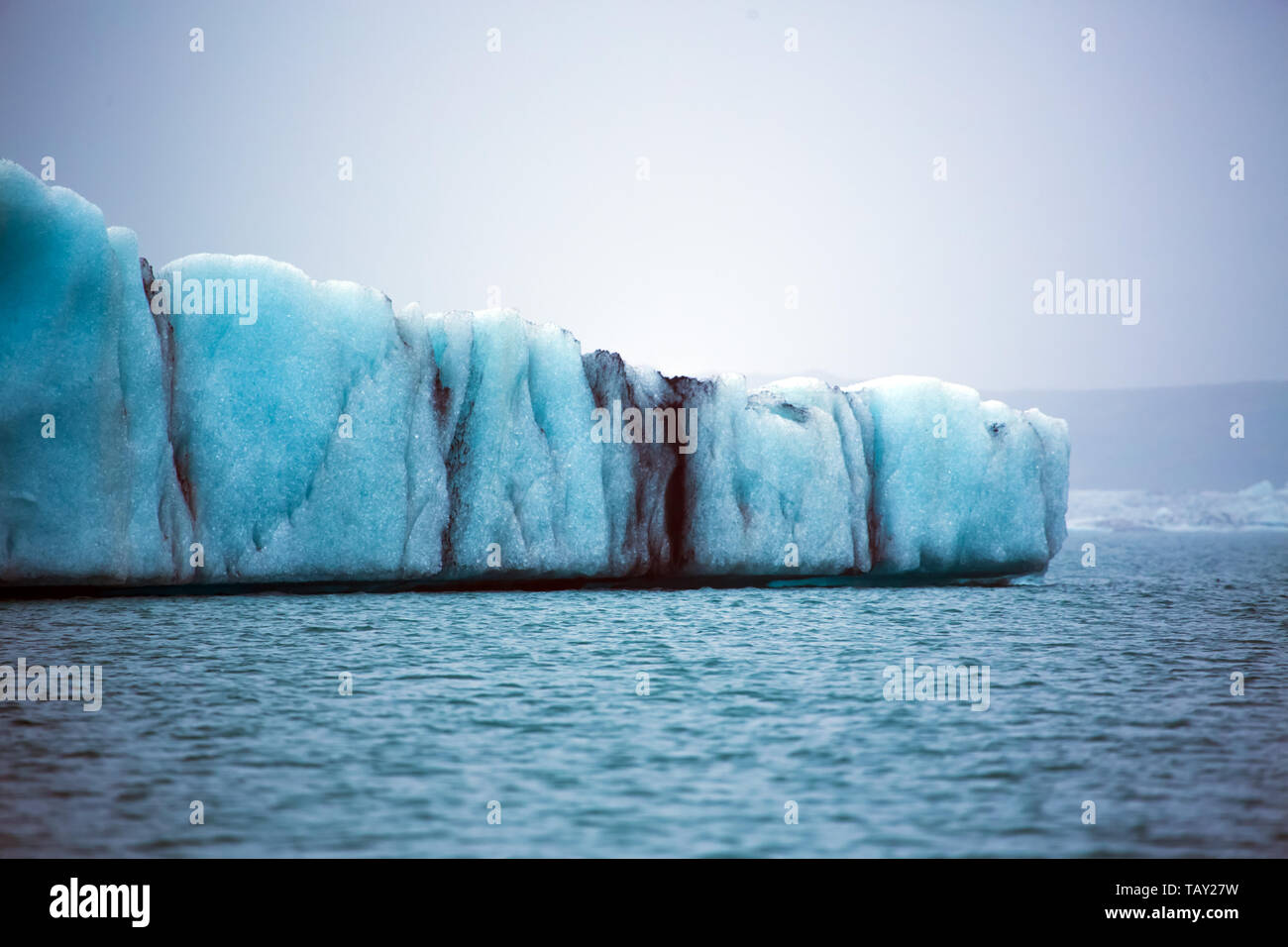 Blu ghiaccio del ghiacciaio floe nel lago glaciale a Jokullsarlon, Islanda Foto Stock