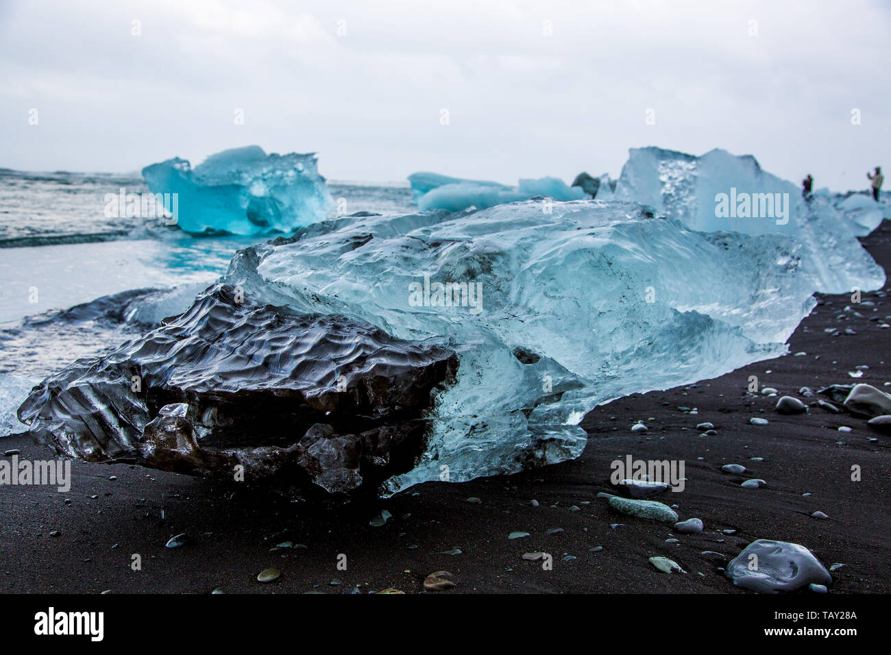 Glacier Ice chunk sulla spiaggia di diamante a JÃ¶kullsarlon Foto Stock