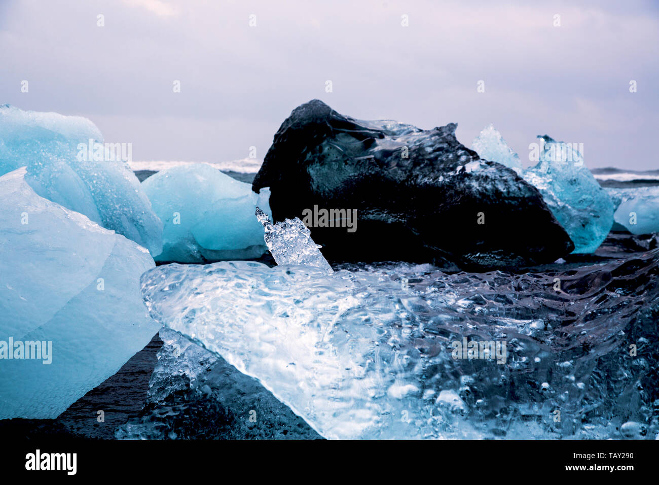 Glacier Ice chunGlacier dei pezzi di ghiaccio sulla spiaggia di diamante da Eyjafjallajoekullk sulla spiaggia di Diamante Foto Stock