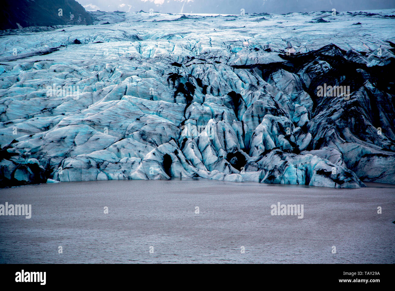 Ghiacciaio Solheimajokull con blu ghiaccio nero con inclusioni di cenere Foto Stock