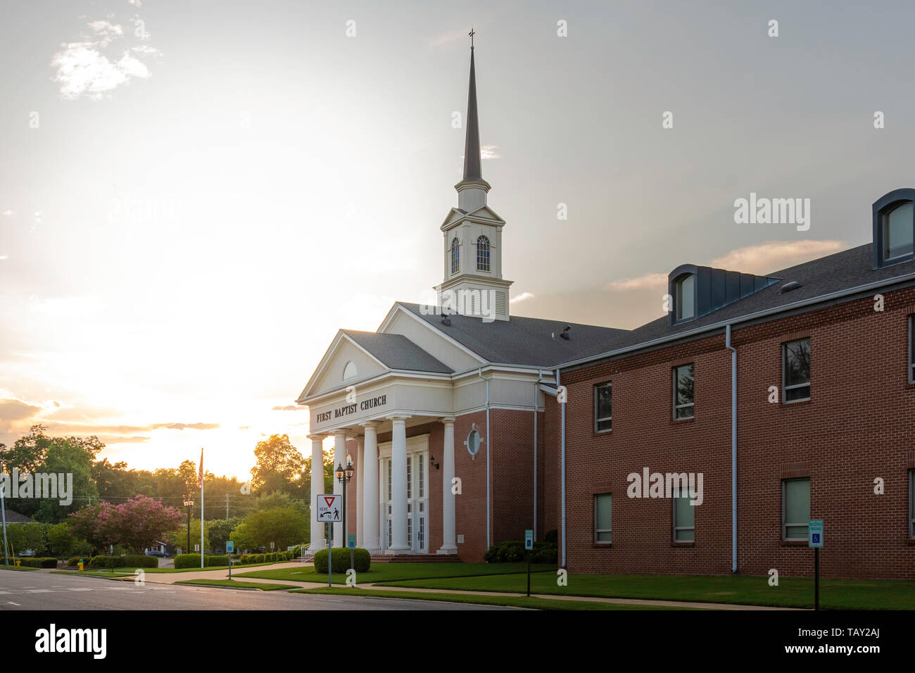 Prattville, Alabama/STATI UNITI D'AMERICA LUGLIO 4, 2018: La prima chiesa battista in Washington Street nel centro di Prattville.. Foto Stock