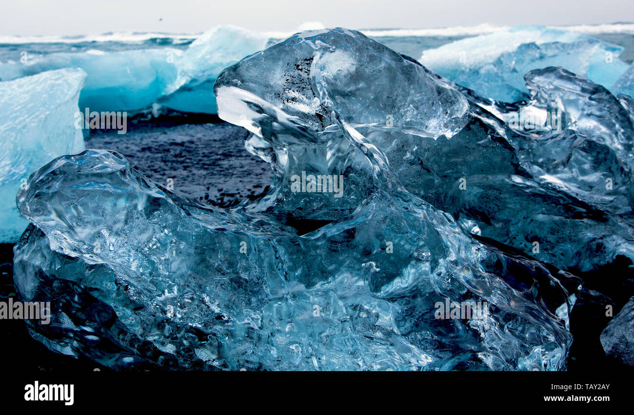 Glacier Ice chunGlacier dei pezzi di ghiaccio sulla spiaggia di diamante da Eyjafjallajoekullk sulla spiaggia di Diamante Foto Stock