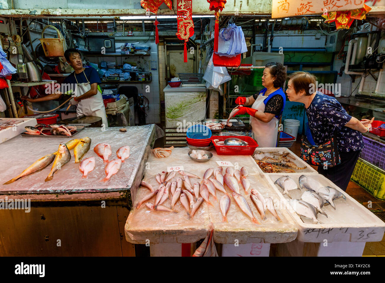 Un umido a base di pesce e frutti di mare all'interno di stallo Il Bowrington Road il cibo cotto centro, Hong Kong, Cina Foto Stock