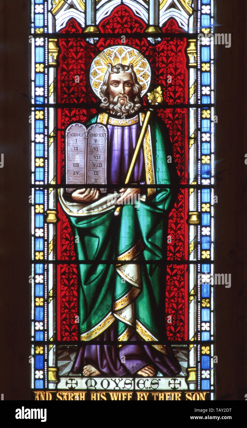 Il vetro macchiato di Mosè che tiene il dieci comandments su tavolette di pietra, St Mary, Belchamp Walter Essex. Mamiya 645 Super + Fuji Velvia. Foto Stock