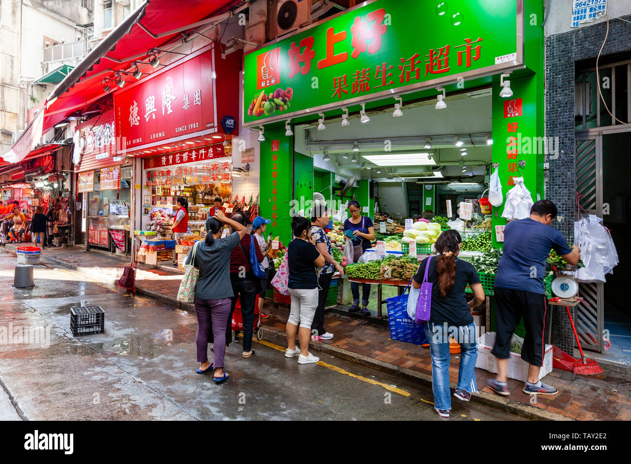 La popolazione locale la spesa alimentare al Bowrington Road Market alimentare, Hong Kong, Cina Foto Stock