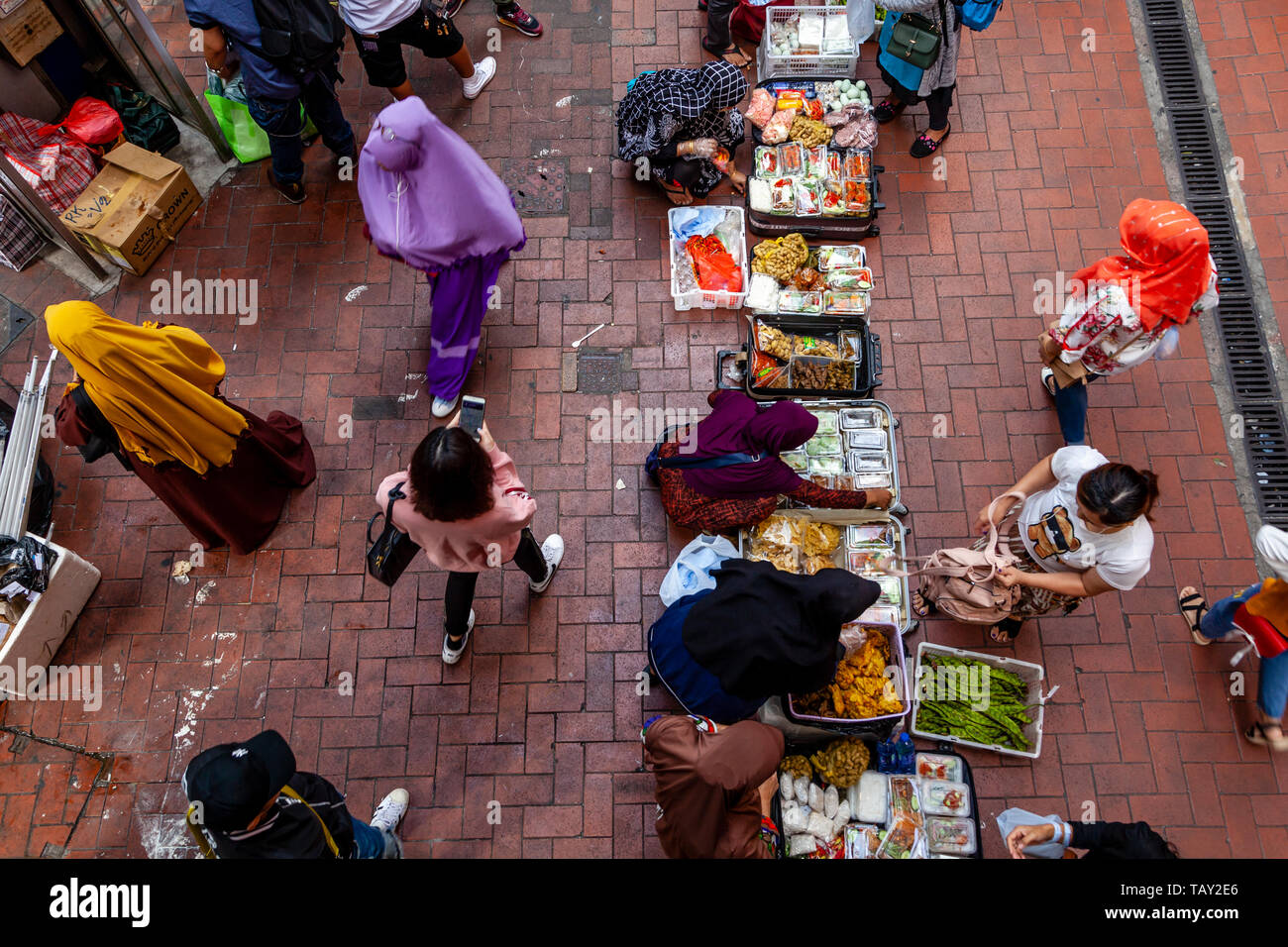 Donne indonesiane la vendita di cibo di strada, la Causeway Bay di Hong Kong, Cina Foto Stock