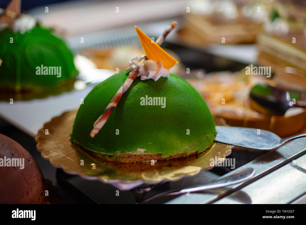 La torta verde sul buffet Foto Stock